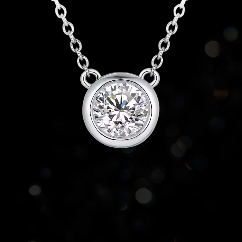 Colar em prata esterlina com design delicado, adornado com moissanites brilhantes e um pingente refinado, modelo La Douce da Coleção Petit, perfeito para um estilo elegante e romântico.