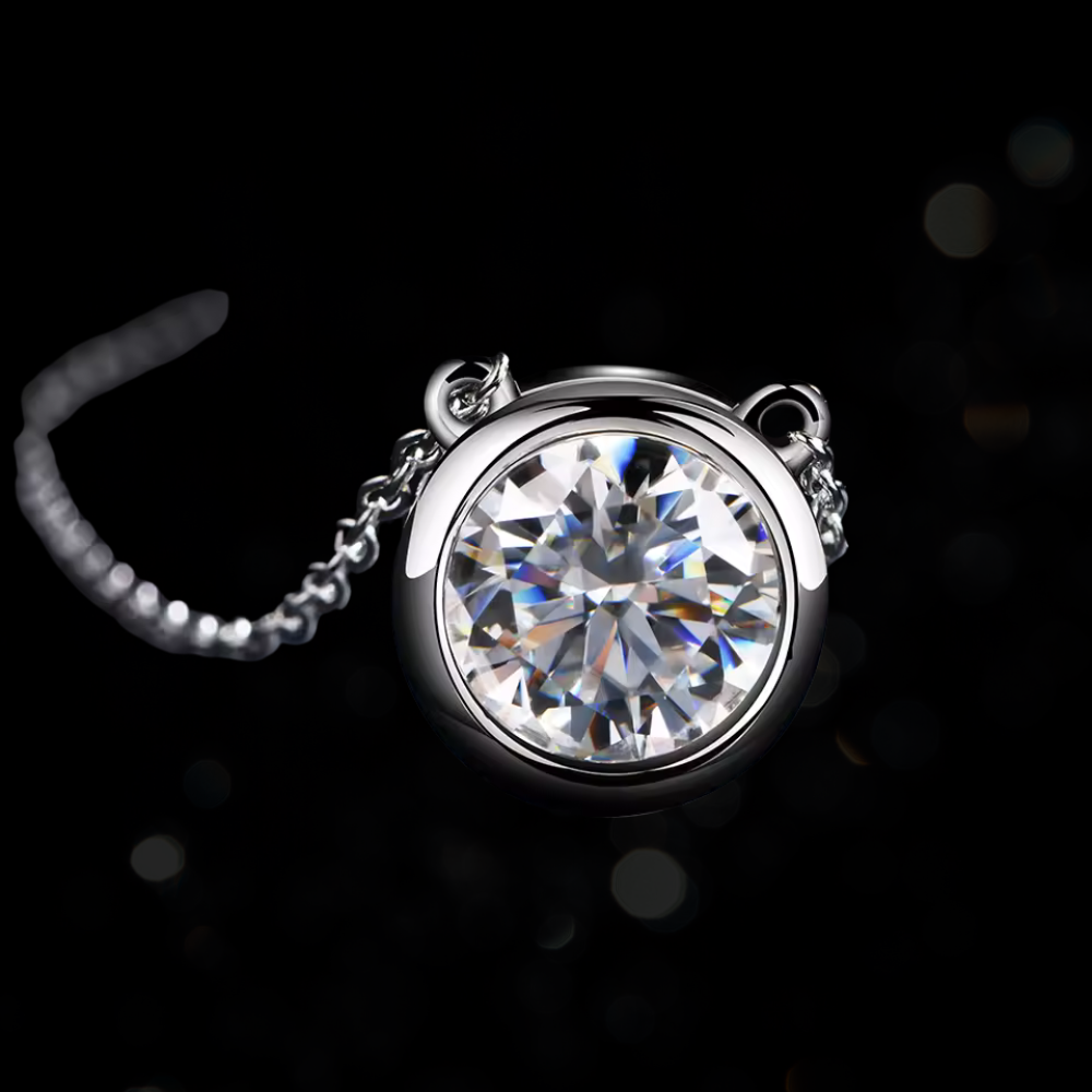 Colar em prata esterlina com design delicado, adornado com moissanites brilhantes e um pingente refinado, modelo La Douce da Coleção Petit, perfeito para um estilo elegante e romântico.