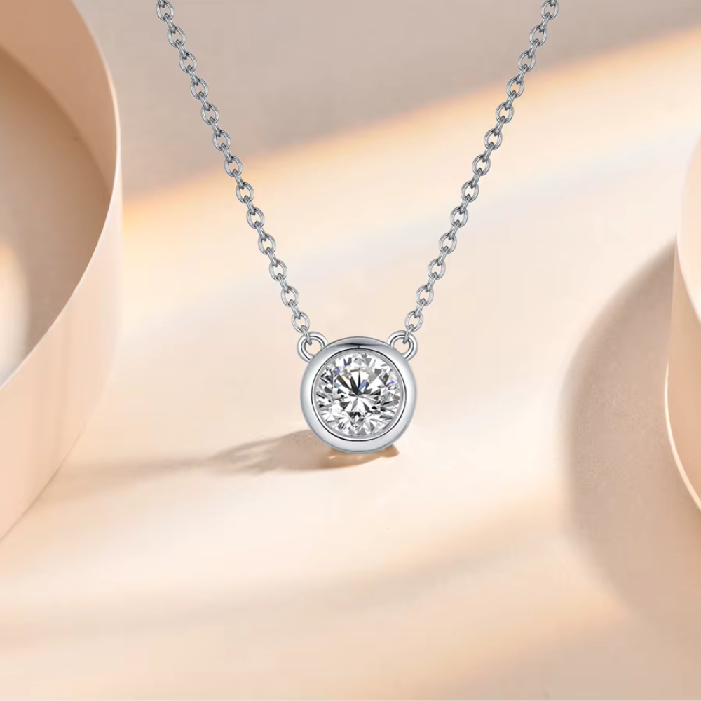 Colar em prata esterlina com design delicado, adornado com moissanites brilhantes e um pingente refinado, modelo La Douce da Coleção Petit, perfeito para um estilo elegante e romântico.
