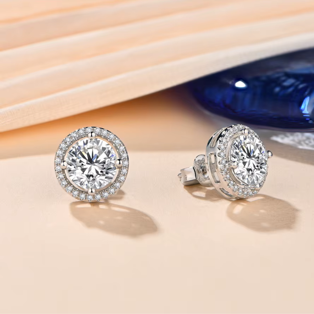 Brinco em prata esterlina com design celestial, adornado com moissanites brilhantes, modelo Divin Belle da Coleção Petit, perfeito para um toque sofisticado e elegante.