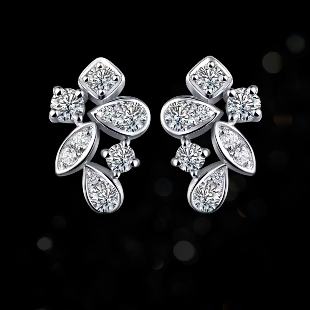Brincos em prata esterlina com design floral delicado, adornados com moissanites brilhantes, modelo Fleur de Givre da Coleção Petit, perfeitos para ocasiões elegantes e sofisticadas.