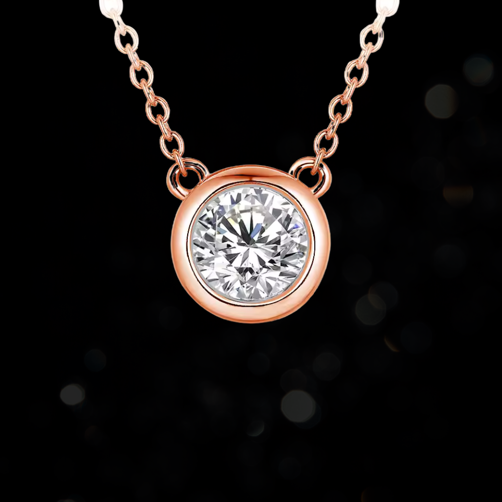 Colar em prata esterlina com design delicado, adornado com moissanites brilhantes e um pingente refinado, modelo La Douce da Coleção Petit, perfeito para um estilo elegante e romântico.