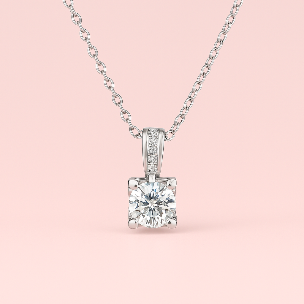 Colar Petit Lumière em prata esterlina com pedra de moissanite, fotografado em fundo rosa claro. Design delicado e acabamento polido, ideal para compor looks elegantes e sofisticados com um toque atemporal.