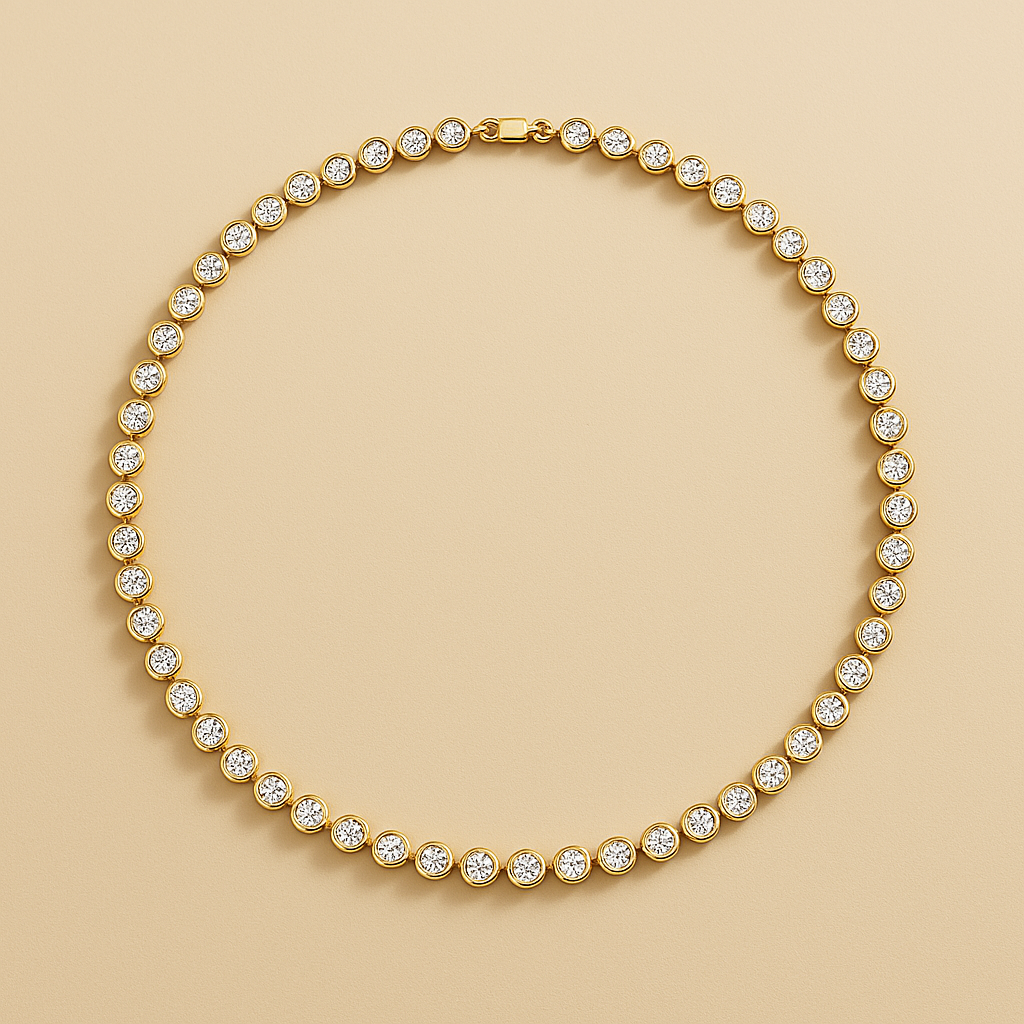 Gargantilha Pearl Choker Truffair com diamantes lapidados em cravação circular de ouro, disposta em fundo bege. Uma peça exclusiva que combina luxo, brilho e precisão artesanal.