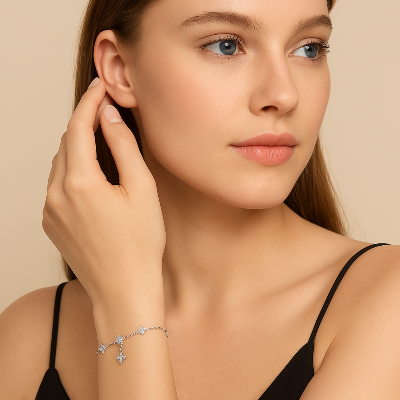 Modelo elegante com traços europeus usando a pulseira Stellaire da Truffair. A peça em prata esterlina combina estrelas de quatro pontas com pedras redondas e um pingente central, refletindo luxo com delicadeza.