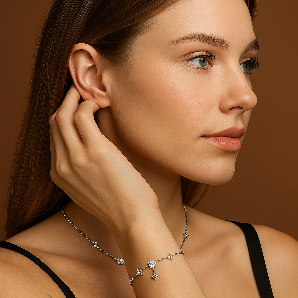 Close-up da pulseira Stellaire da Truffair usada por modelo jovem. O foco destaca a composição de pedras cravejadas em formatos estelares e circulares, ideal para compor um look refinado e atemporal.
