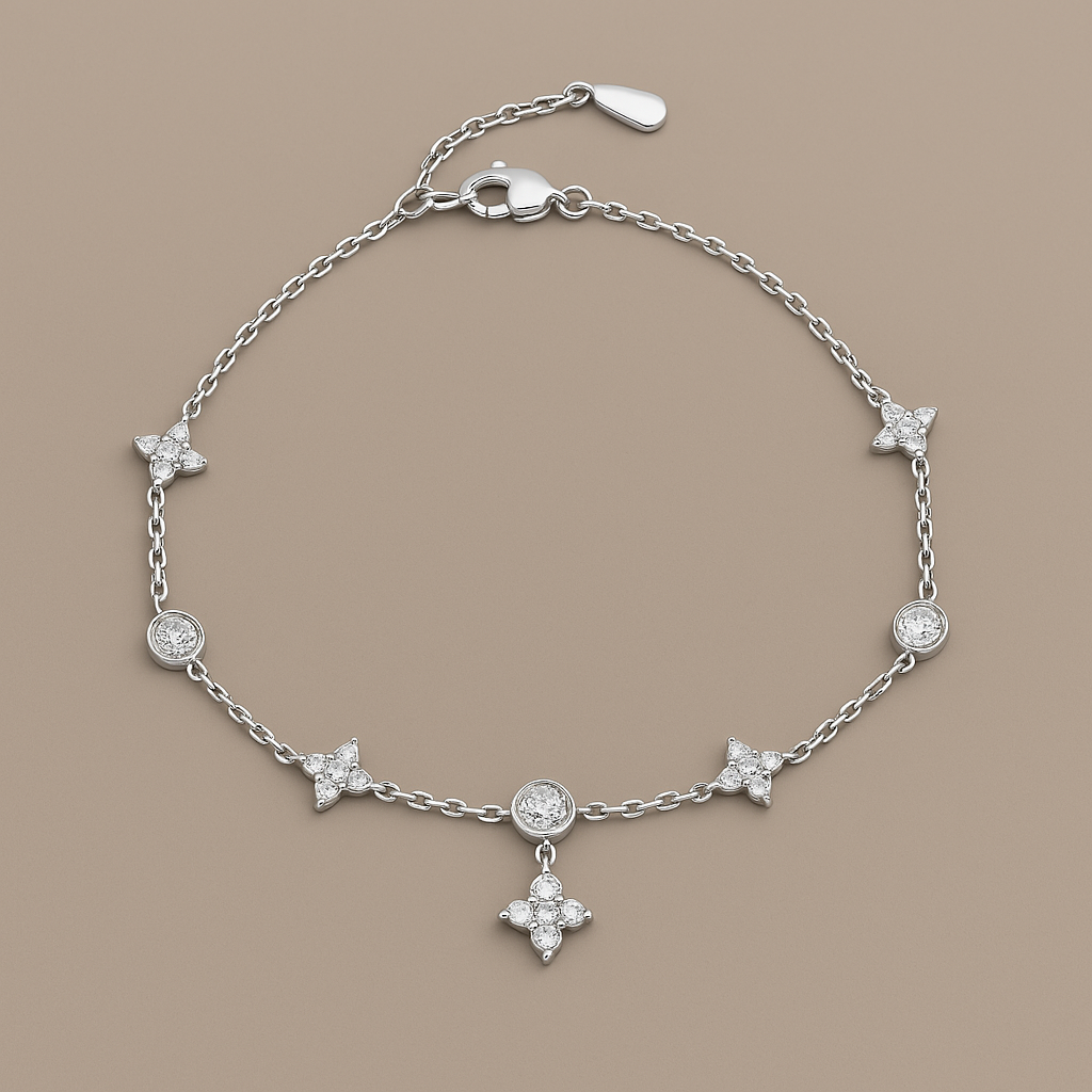 Pulseira Stellaire em prata esterlina exibida sobre fundo taupe. A peça alterna estrelas de quatro pontas com pedras redondas em cravação refinada e pingente central em forma de flor estelar.